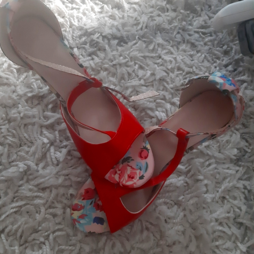 I GOT 2 OF THIS. Beautiful Sandal and very stylish